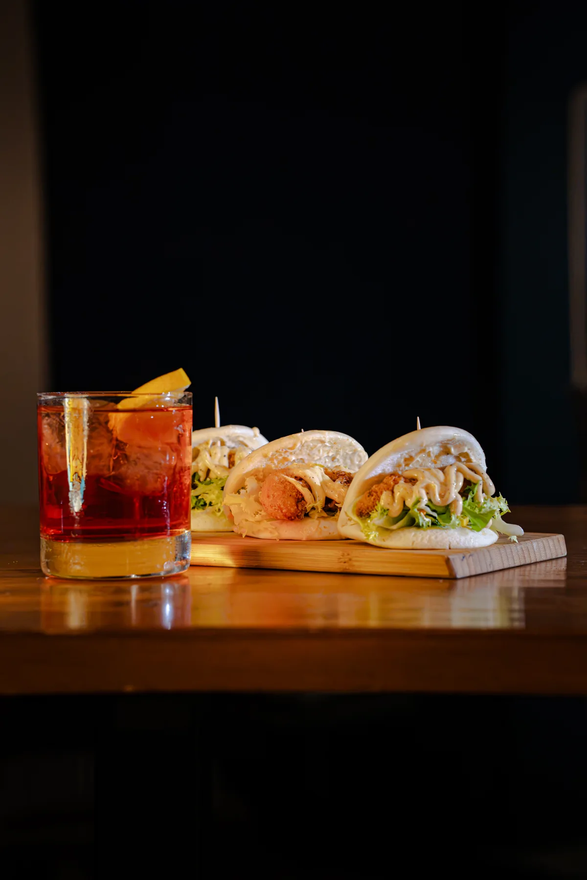 Cocktail e focacce farcite sul tavolo di Santé